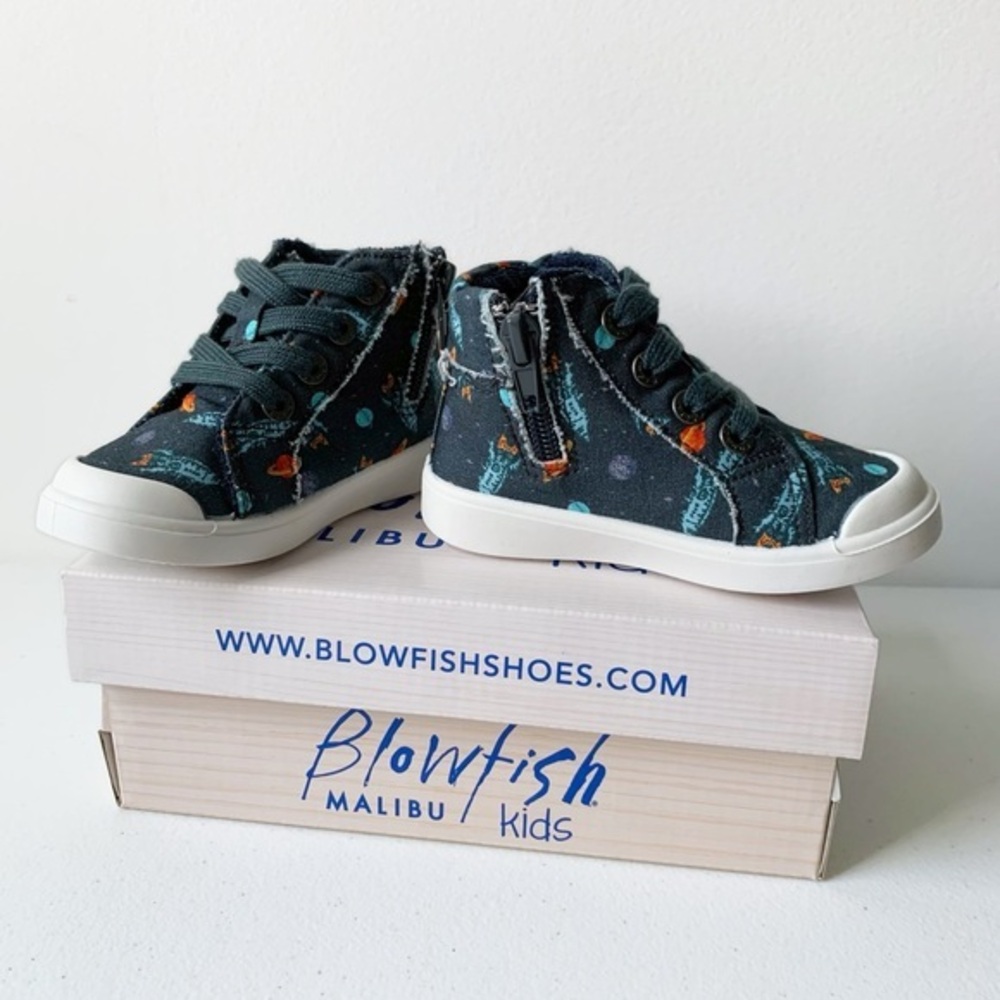 Blowfish Malibu
Vepper B HI SPV
Outer Space Hi Top Sneakers Toddler‎ Size 6 NWB